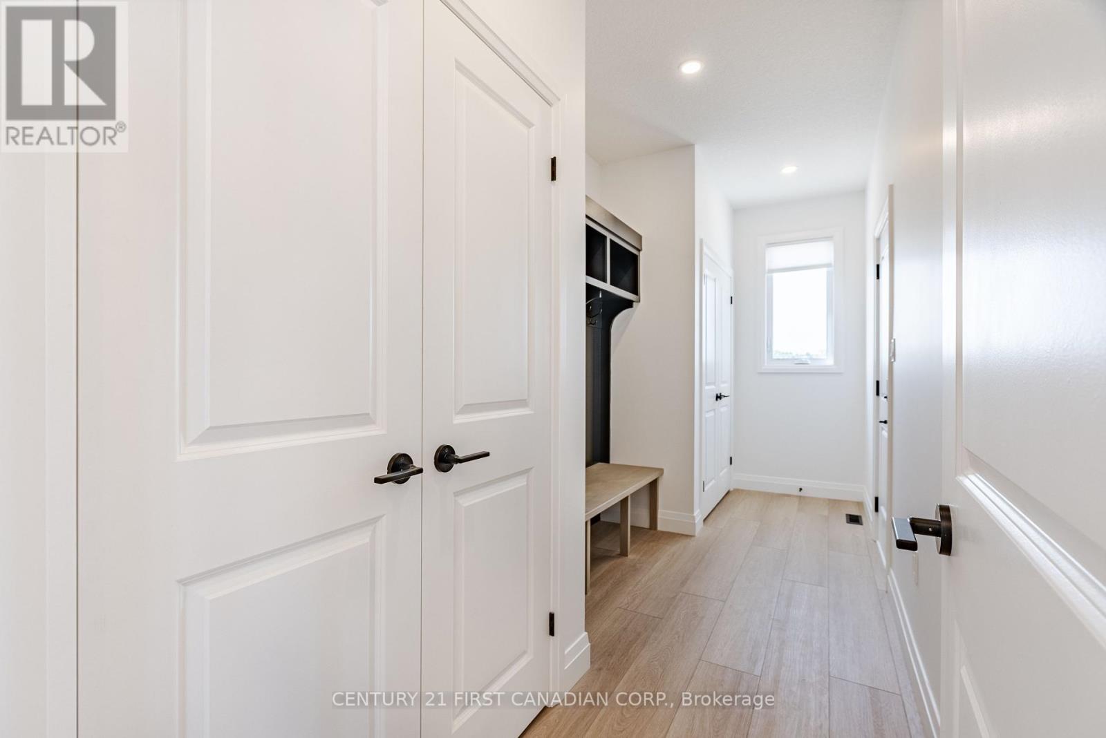 20 Postma Crescent, North Middlesex, Ontario  N0M 1A0 - Photo 5 - X11945871