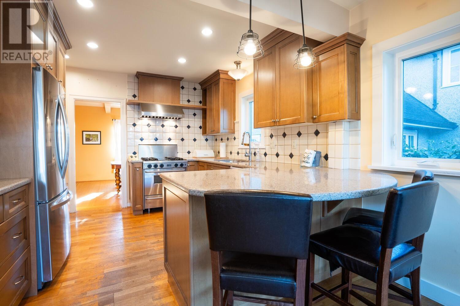 Listing Picture 12 of 36 : 3949 W 32ND AVENUE, Vancouver / 溫哥華 - 魯藝地產 Yvonne Lu Group - MLS Medallion Club Member