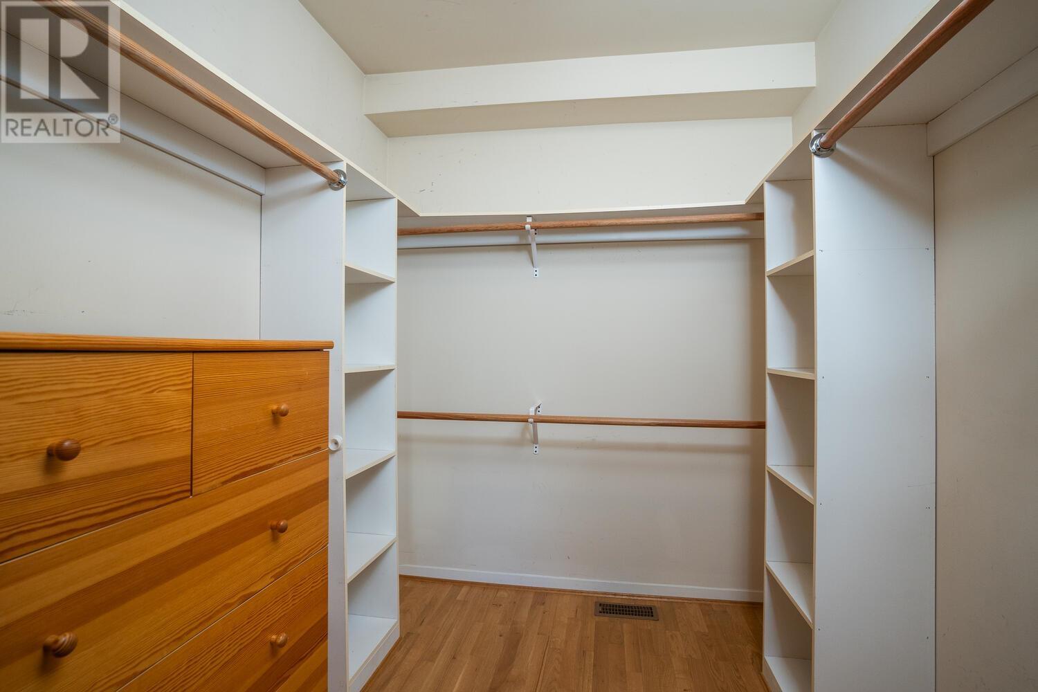 Listing Picture 17 of 36 : 3949 W 32ND AVENUE, Vancouver / 溫哥華 - 魯藝地產 Yvonne Lu Group - MLS Medallion Club Member