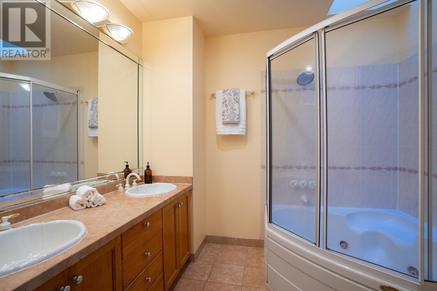 Listing Picture 18 of 36 : 3949 W 32ND AVENUE, Vancouver / 溫哥華 - 魯藝地產 Yvonne Lu Group - MLS Medallion Club Member