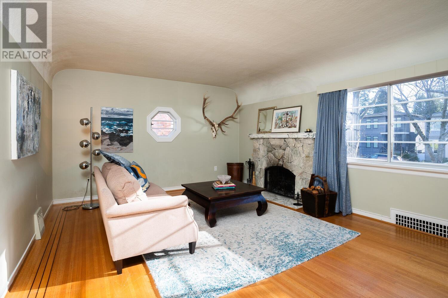 Listing Picture 3 of 36 : 3949 W 32ND AVENUE, Vancouver / 溫哥華 - 魯藝地產 Yvonne Lu Group - MLS Medallion Club Member