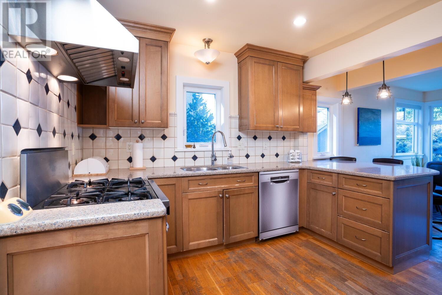 Listing Picture 8 of 36 : 3949 W 32ND AVENUE, Vancouver / 溫哥華 - 魯藝地產 Yvonne Lu Group - MLS Medallion Club Member