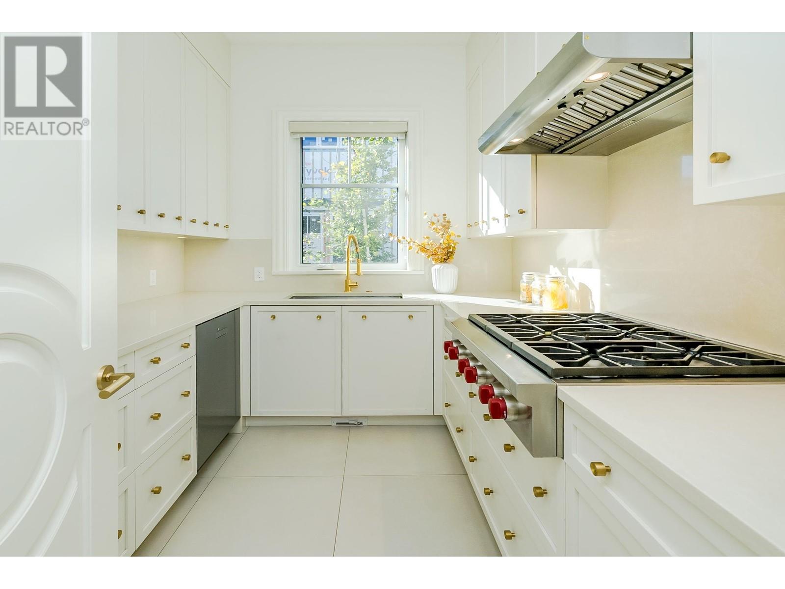 Listing Picture 16 of 33 : 3838 W 50TH AVENUE, Vancouver / 溫哥華 - 魯藝地產 Yvonne Lu Group - MLS Medallion Club Member