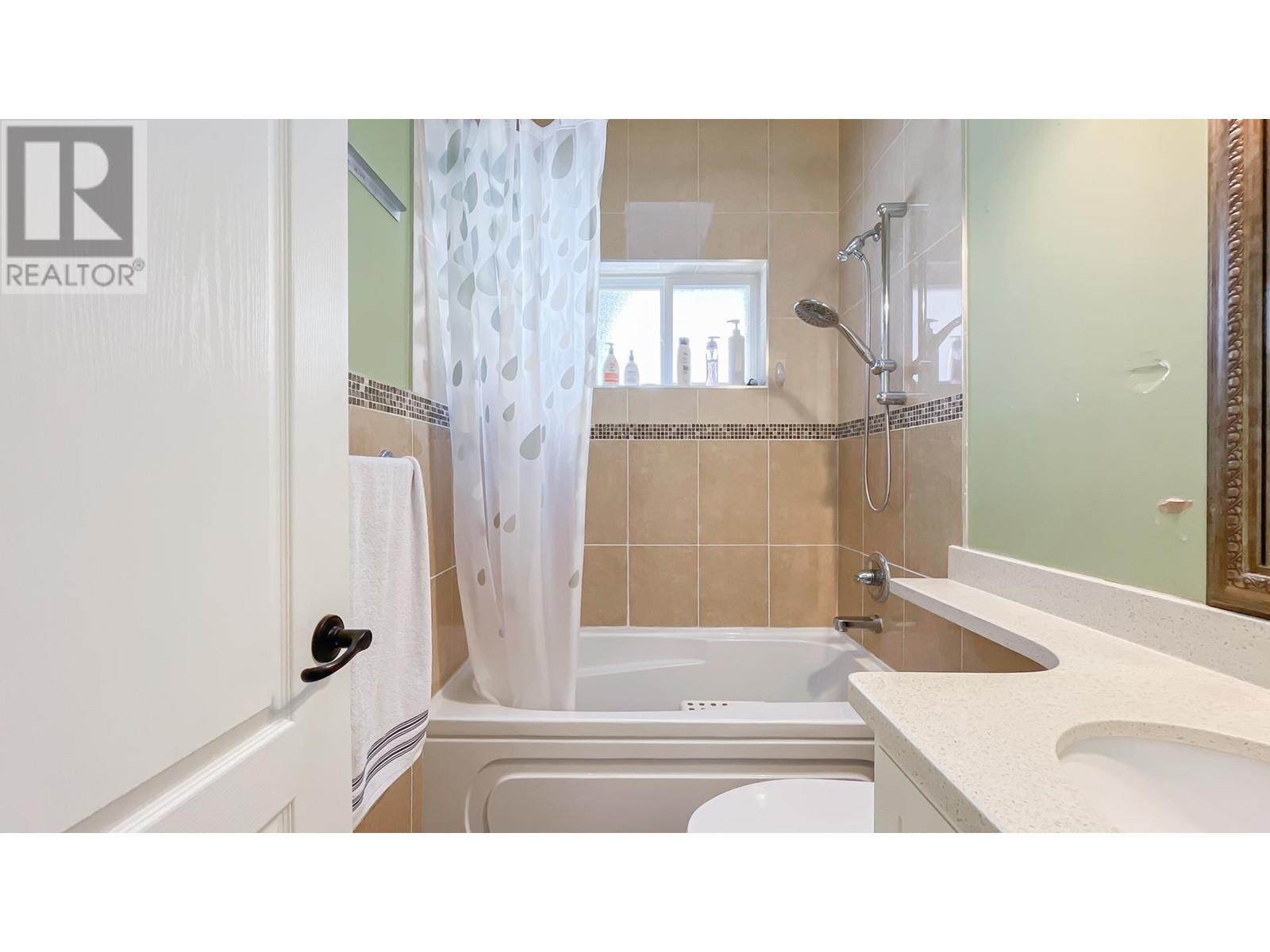 Listing Picture 17 of 40 : 2211 E 43RD AVENUE, Vancouver / 溫哥華 - 魯藝地產 Yvonne Lu Group - MLS Medallion Club Member