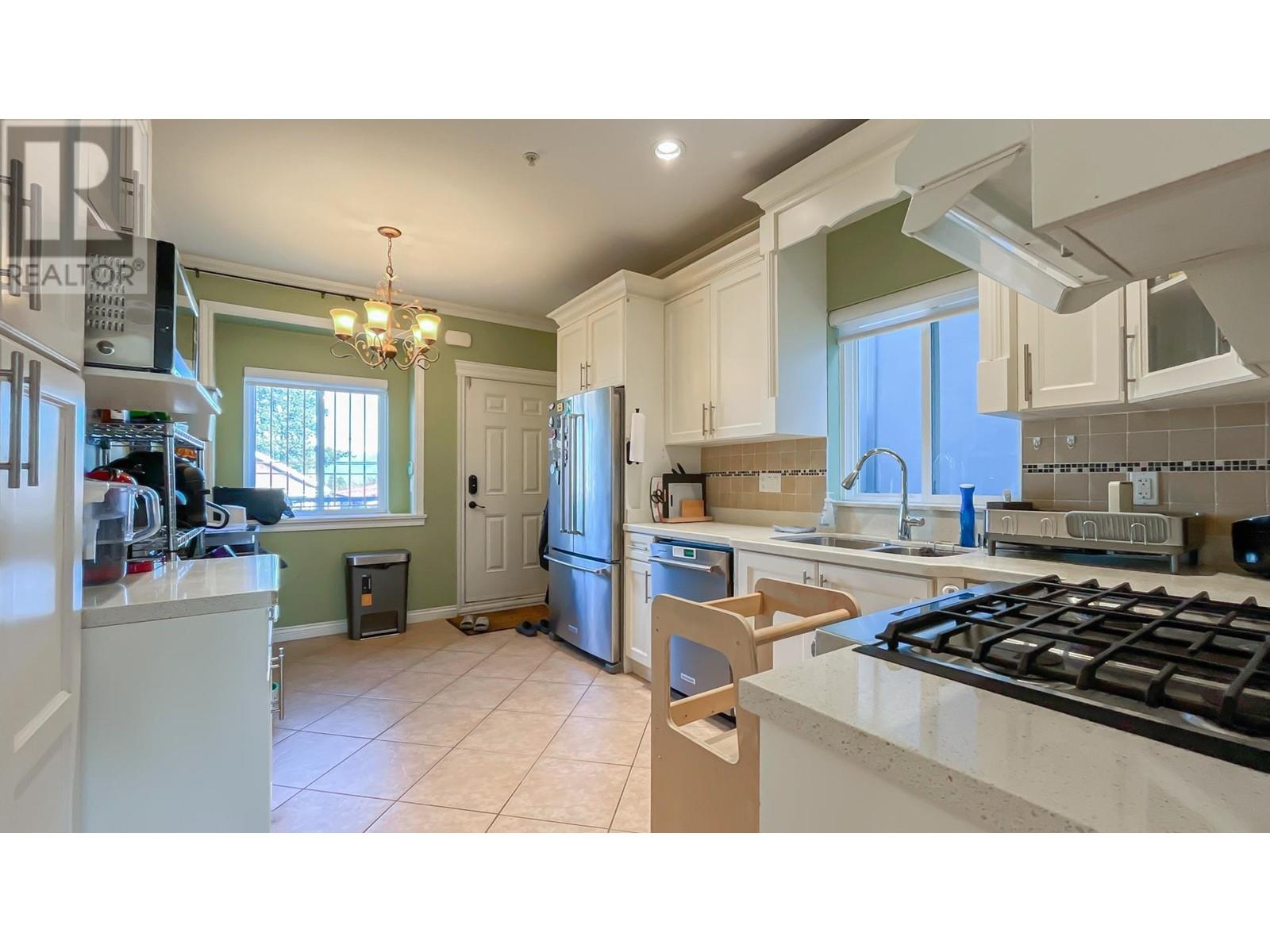 Listing Picture 11 of 40 : 2211 E 43RD AVENUE, Vancouver / 溫哥華 - 魯藝地產 Yvonne Lu Group - MLS Medallion Club Member