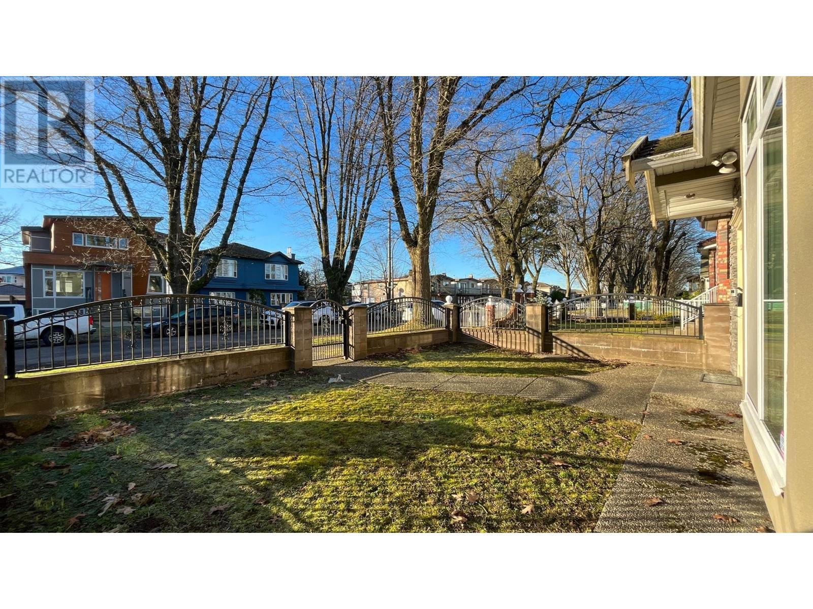 Listing Picture 2 of 40 : 2211 E 43RD AVENUE, Vancouver / 溫哥華 - 魯藝地產 Yvonne Lu Group - MLS Medallion Club Member