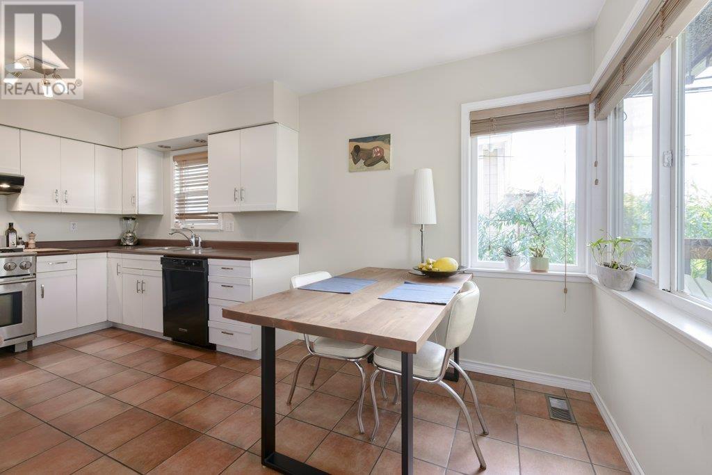 Listing Picture 10 of 40 : 2745 E 5TH AVENUE, Vancouver / 溫哥華 - 魯藝地產 Yvonne Lu Group - MLS Medallion Club Member