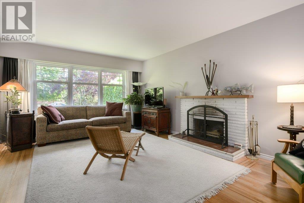 Listing Picture 4 of 40 : 2745 E 5TH AVENUE, Vancouver / 溫哥華 - 魯藝地產 Yvonne Lu Group - MLS Medallion Club Member