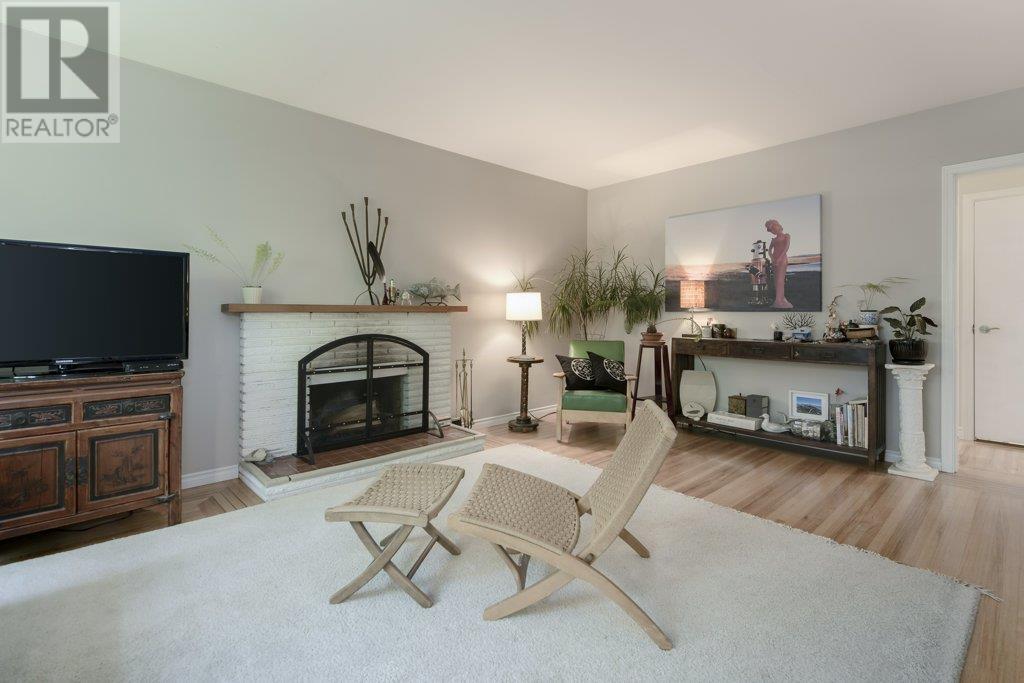 Listing Picture 6 of 40 : 2745 E 5TH AVENUE, Vancouver / 溫哥華 - 魯藝地產 Yvonne Lu Group - MLS Medallion Club Member