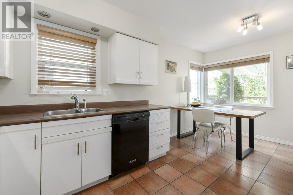 Listing Picture 8 of 40 : 2745 E 5TH AVENUE, Vancouver / 溫哥華 - 魯藝地產 Yvonne Lu Group - MLS Medallion Club Member