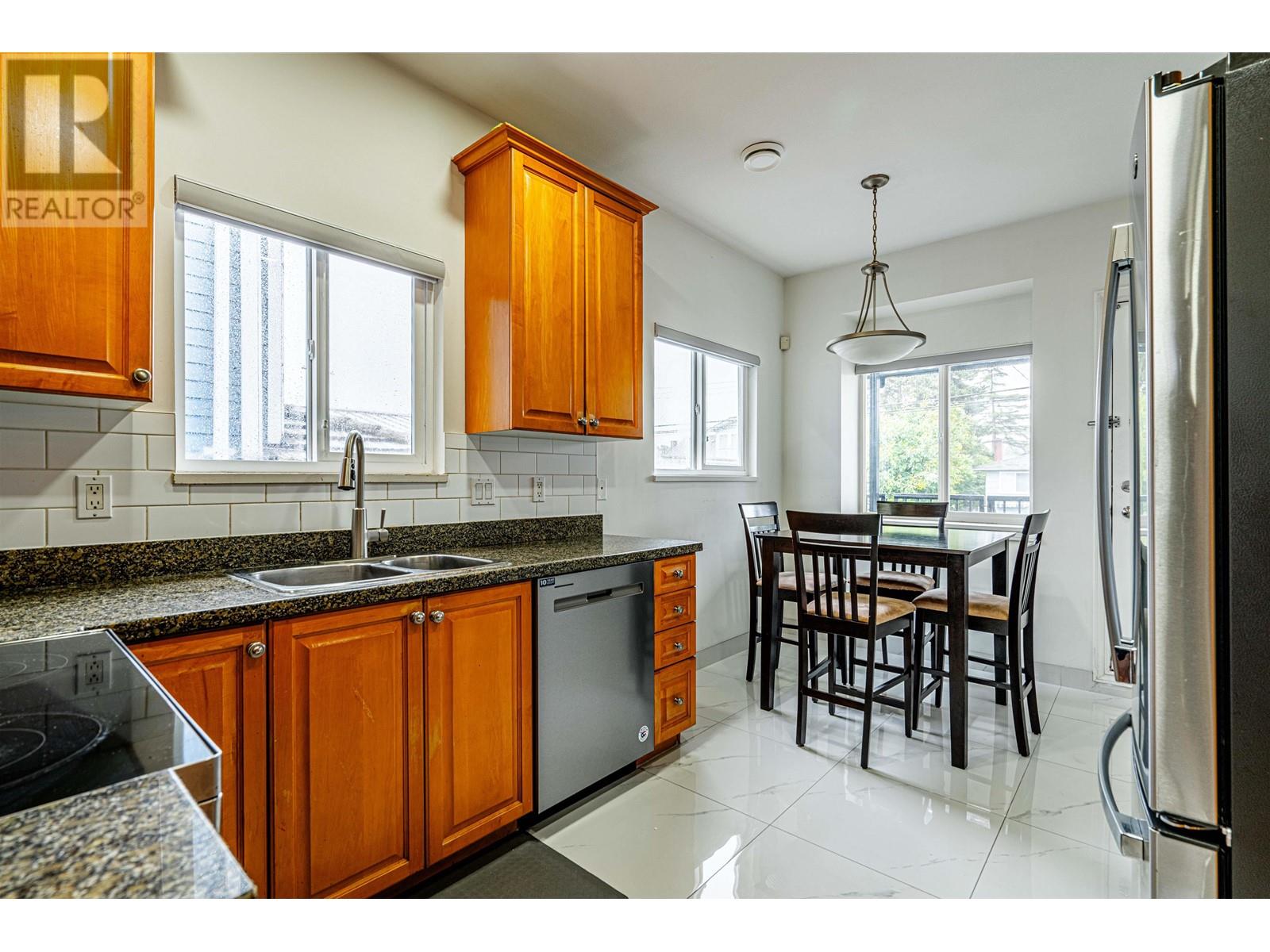 Listing Picture 8 of 28 : 3440 E 25TH AVENUE, Vancouver / 溫哥華 - 魯藝地產 Yvonne Lu Group - MLS Medallion Club Member