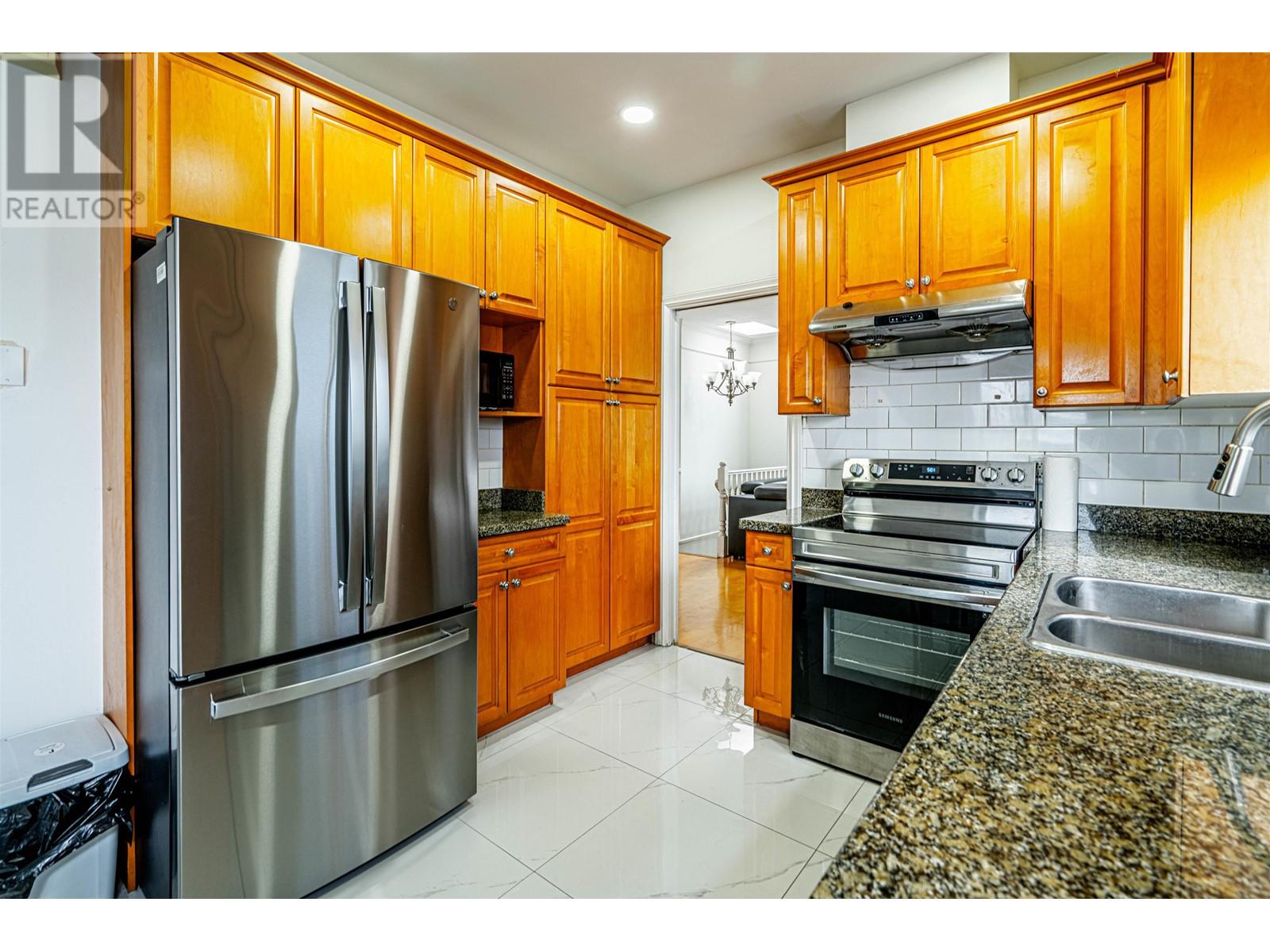 Listing Picture 11 of 28 : 3440 E 25TH AVENUE, Vancouver / 溫哥華 - 魯藝地產 Yvonne Lu Group - MLS Medallion Club Member