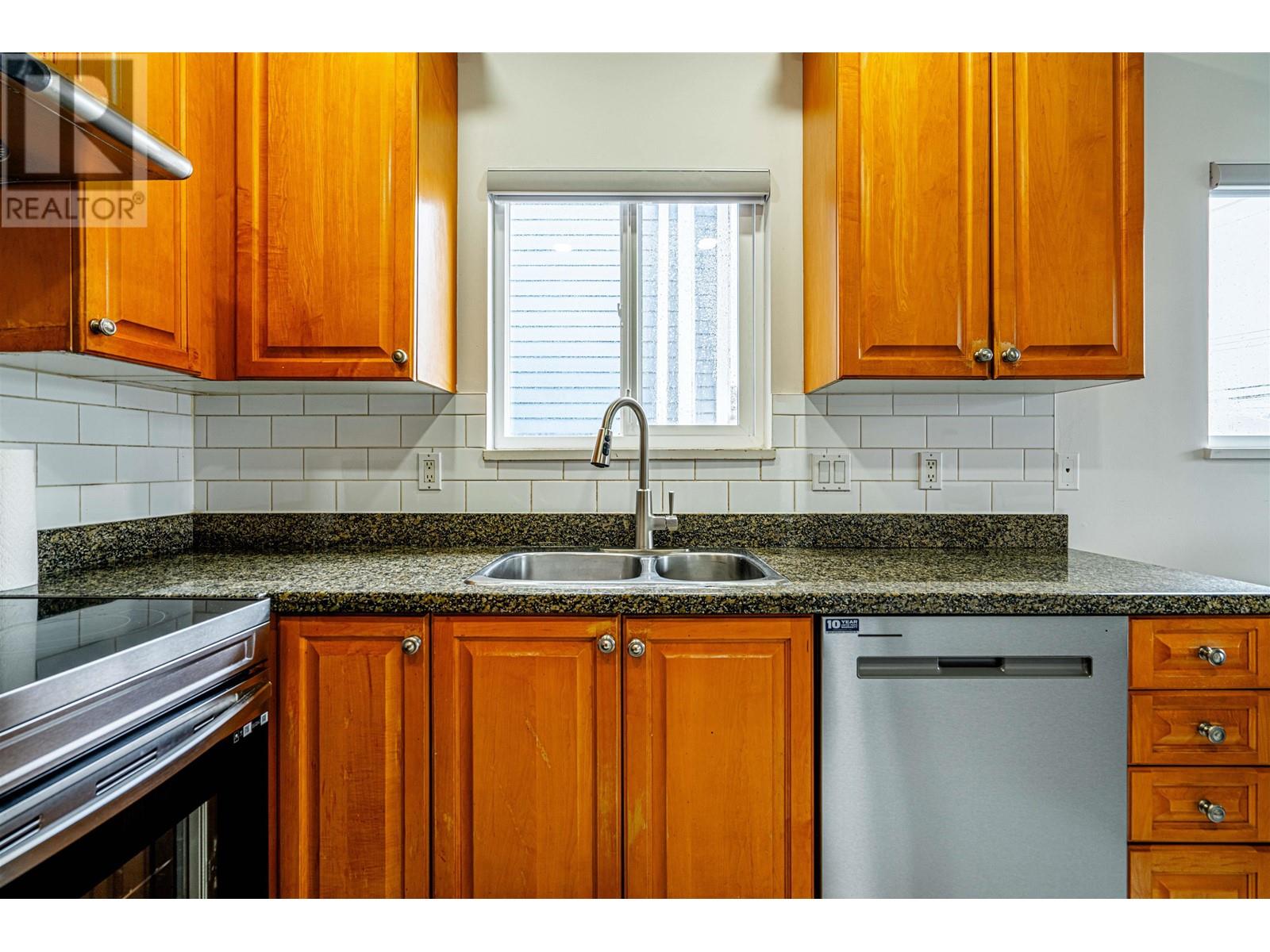 Listing Picture 9 of 28 : 3440 E 25TH AVENUE, Vancouver / 溫哥華 - 魯藝地產 Yvonne Lu Group - MLS Medallion Club Member