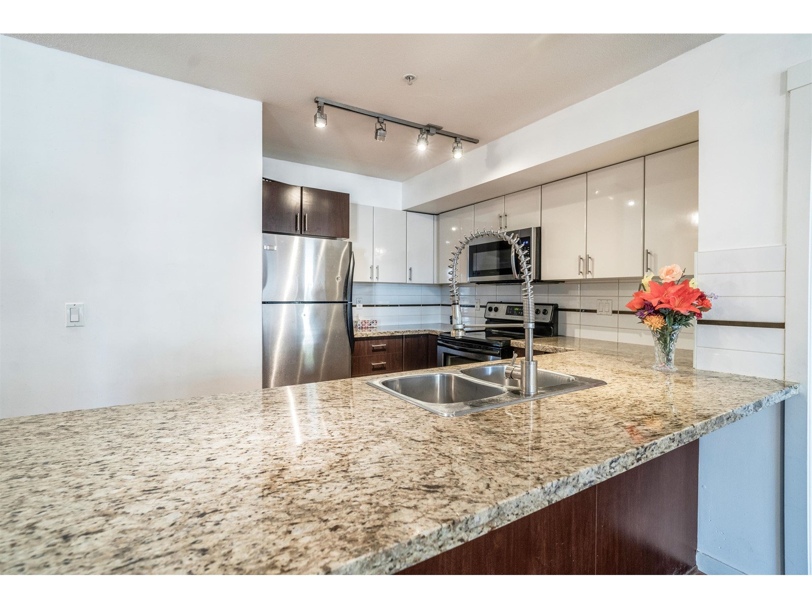 217 14960 102a Avenue, Surrey, British Columbia  V3R 6A3 - Photo 4 - R2961321