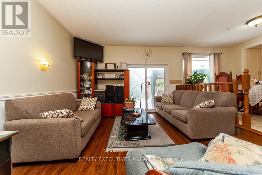 Property at 46 LORRAINE CRESCENT image 3