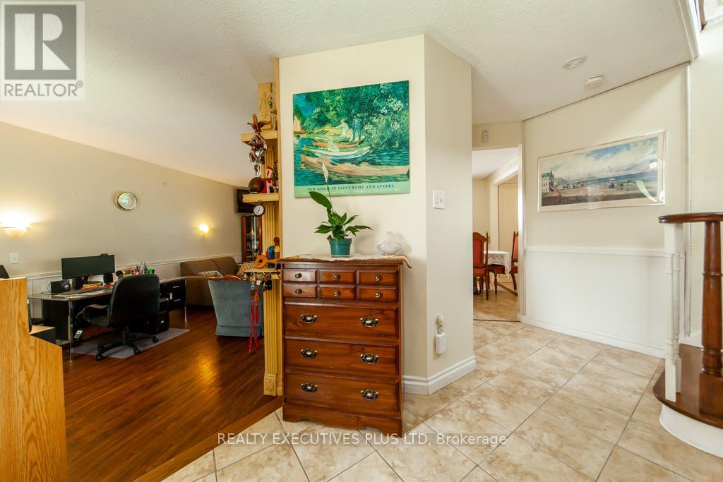 46 Lorraine Crescent, Brampton (Westgate), Ontario  L6S 2R7 - Photo 8 - W11946206