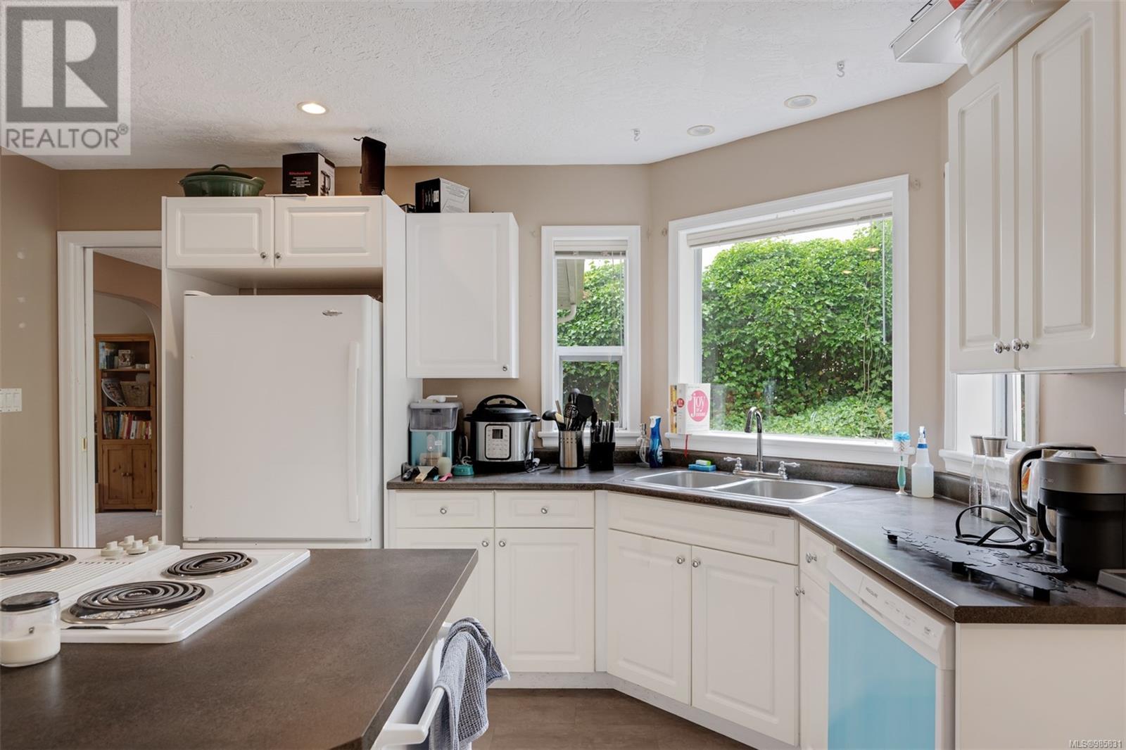 Property at 2438 Valleyview Pl image 3