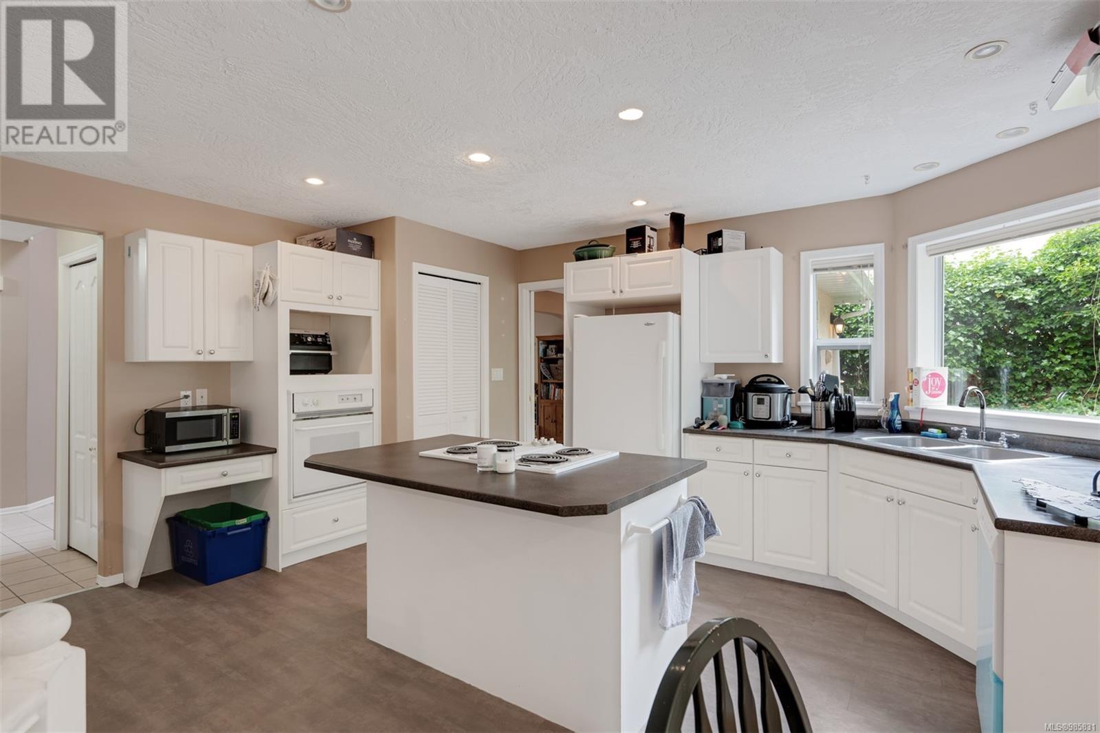 Property at 2438 Valleyview Pl image 4