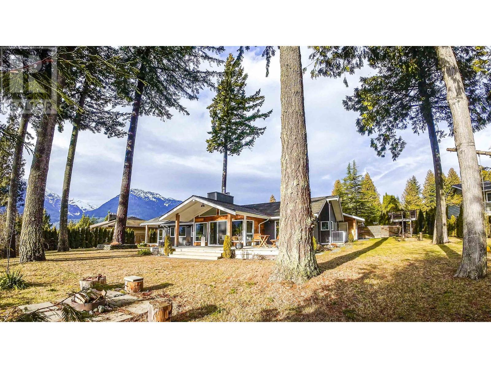 40322 Skyline Drive, Squamish, British Columbia  V0N 1T0 - Photo 2 - R2961580