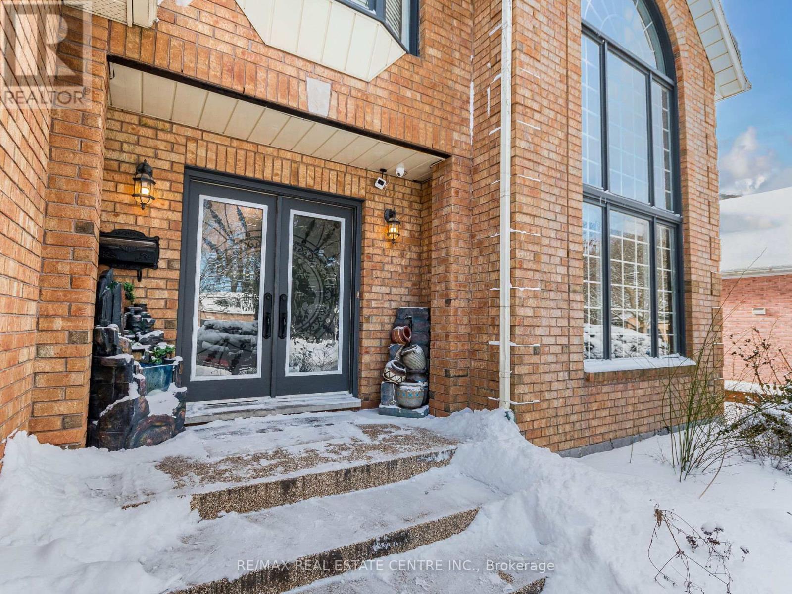 Property at 55 WOODSIDE SQUARE image 4