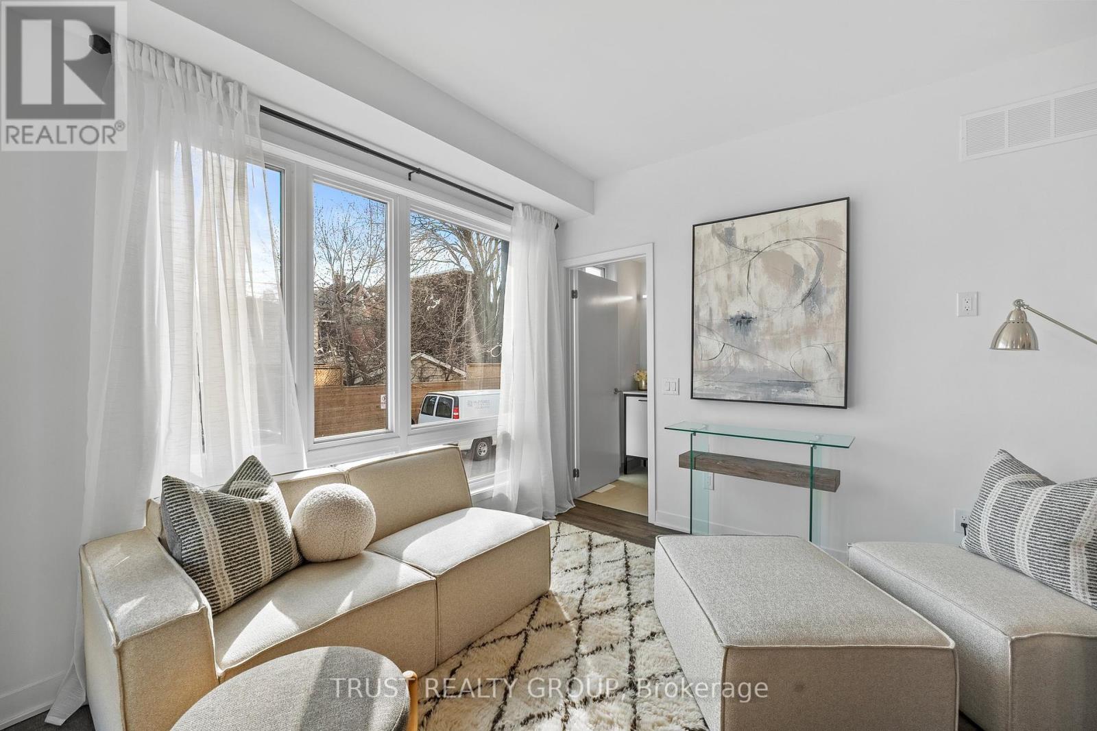 Property at TH16 - 10 ED CLARK GARDENS image 3