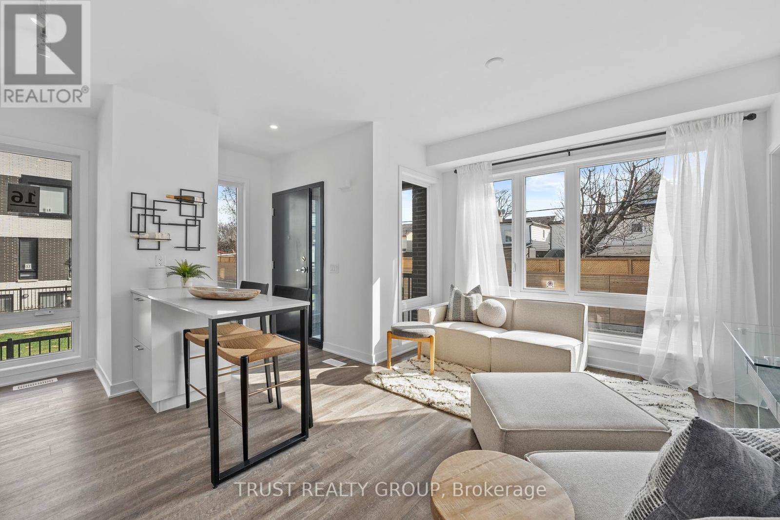 Property at TH16 - 10 ED CLARK GARDENS image 4