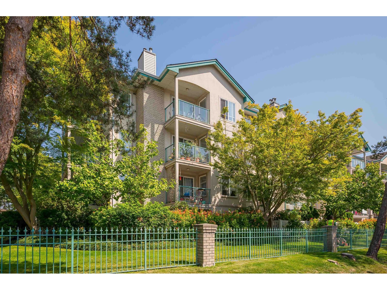 Property at 409 20443 53 AVENUE image 3