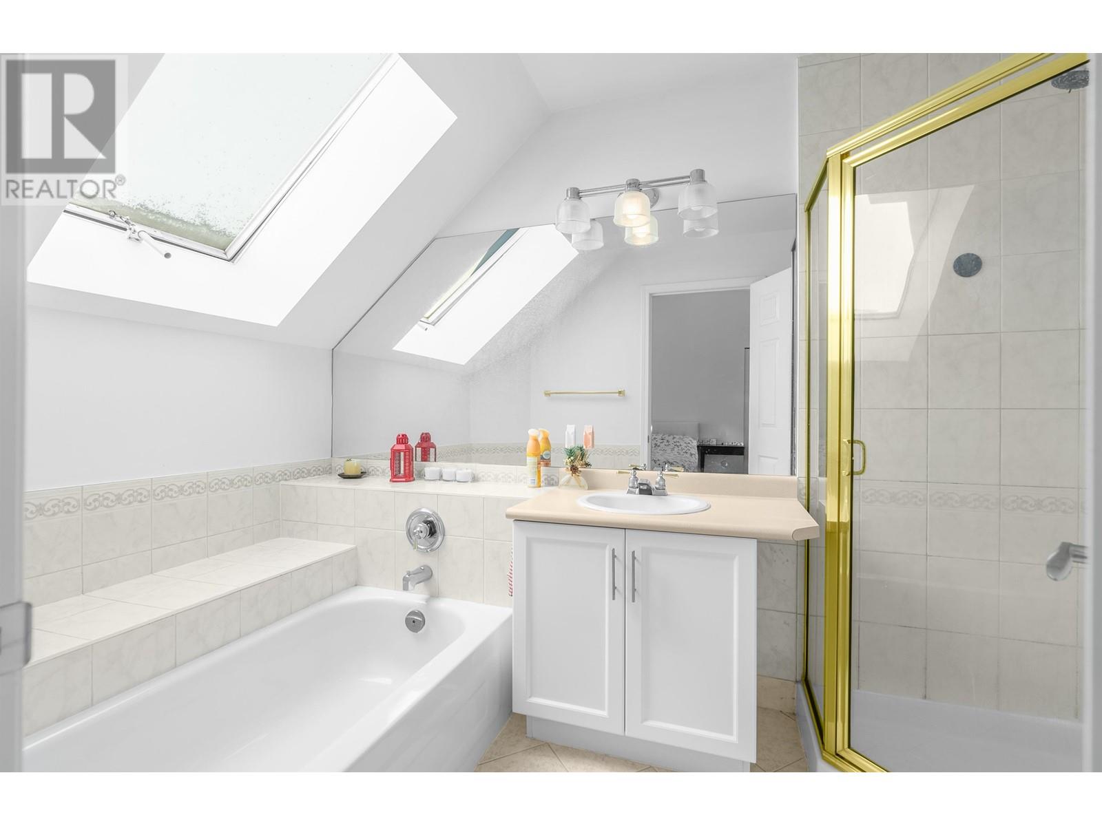 Listing Picture 9 of 21 : 7 8711 JONES ROAD, Richmond / 烈治文 - 魯藝地產 Yvonne Lu Group - MLS Medallion Club Member