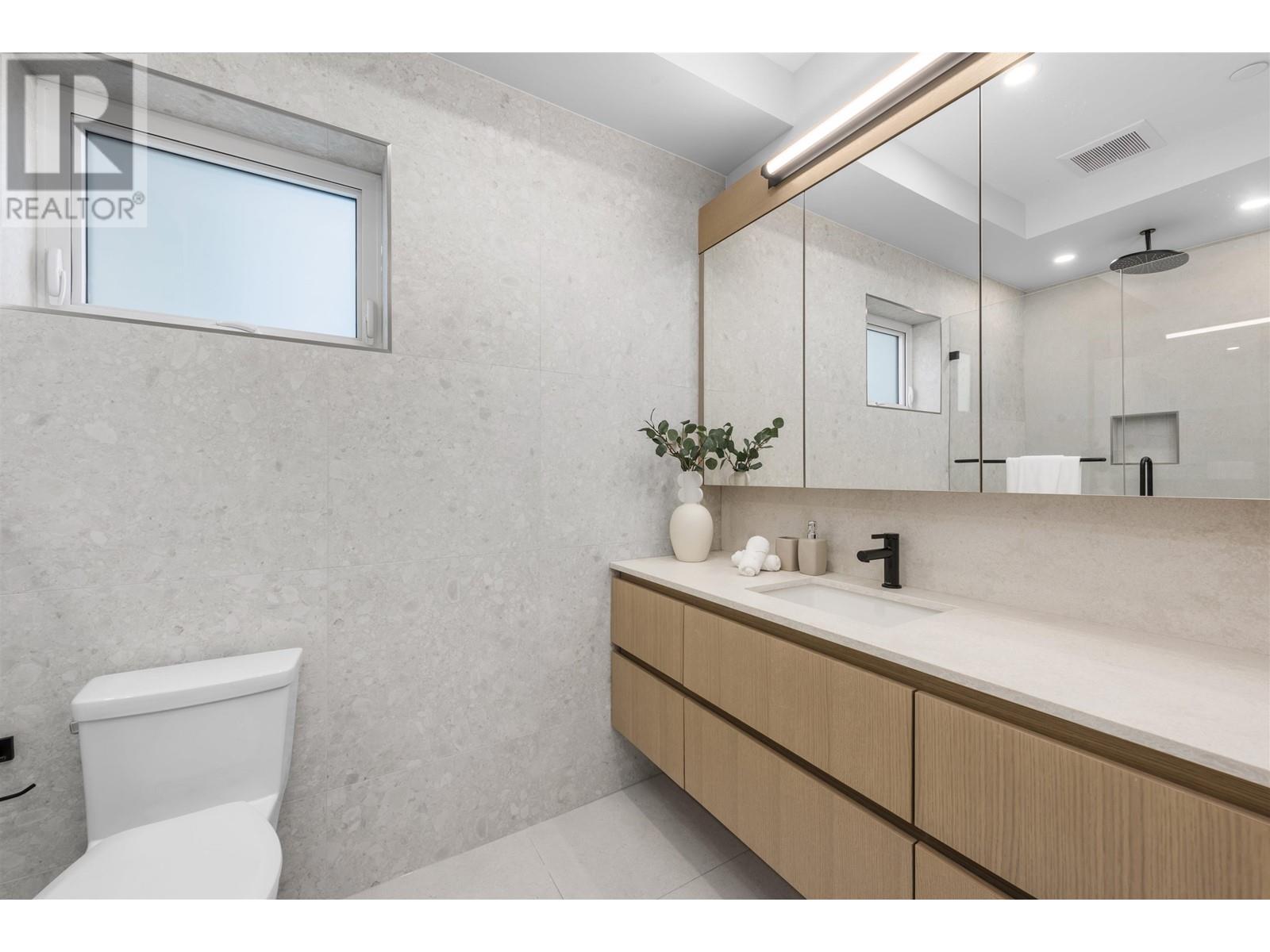 Listing Picture 21 of 39 : 1 3565 TRIUMPH STREET, Vancouver / 溫哥華 - 魯藝地產 Yvonne Lu Group - MLS Medallion Club Member