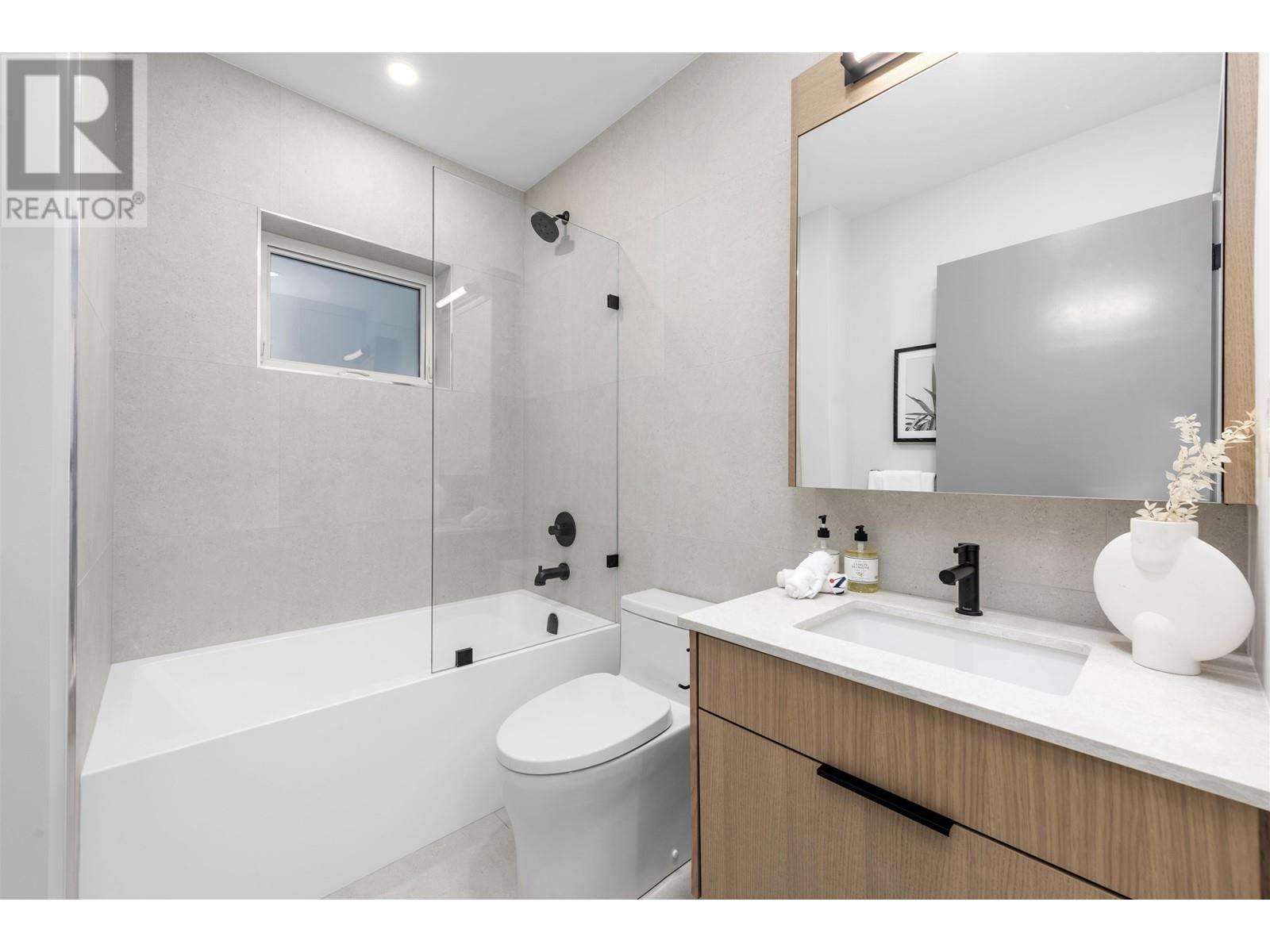 Listing Picture 25 of 39 : 1 3565 TRIUMPH STREET, Vancouver / 溫哥華 - 魯藝地產 Yvonne Lu Group - MLS Medallion Club Member