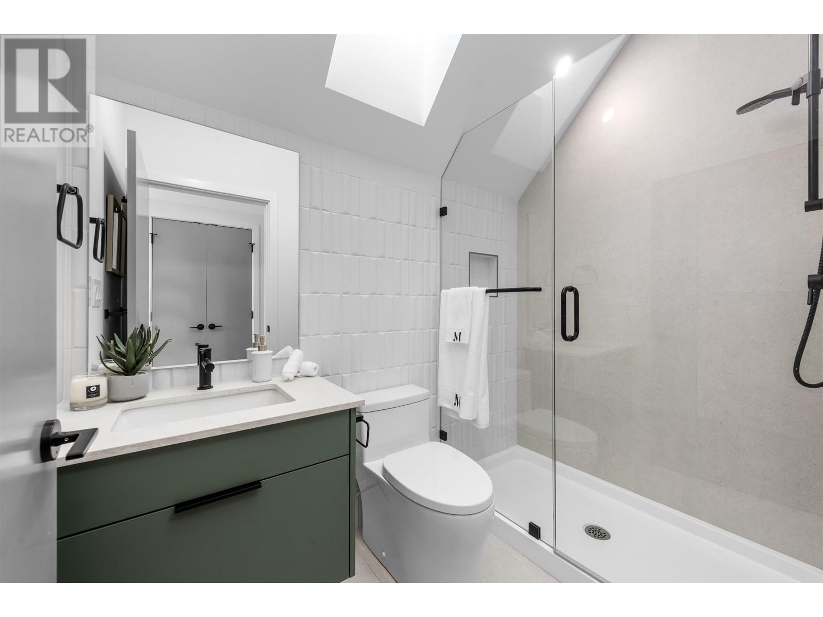 Listing Picture 27 of 39 : 1 3565 TRIUMPH STREET, Vancouver / 溫哥華 - 魯藝地產 Yvonne Lu Group - MLS Medallion Club Member