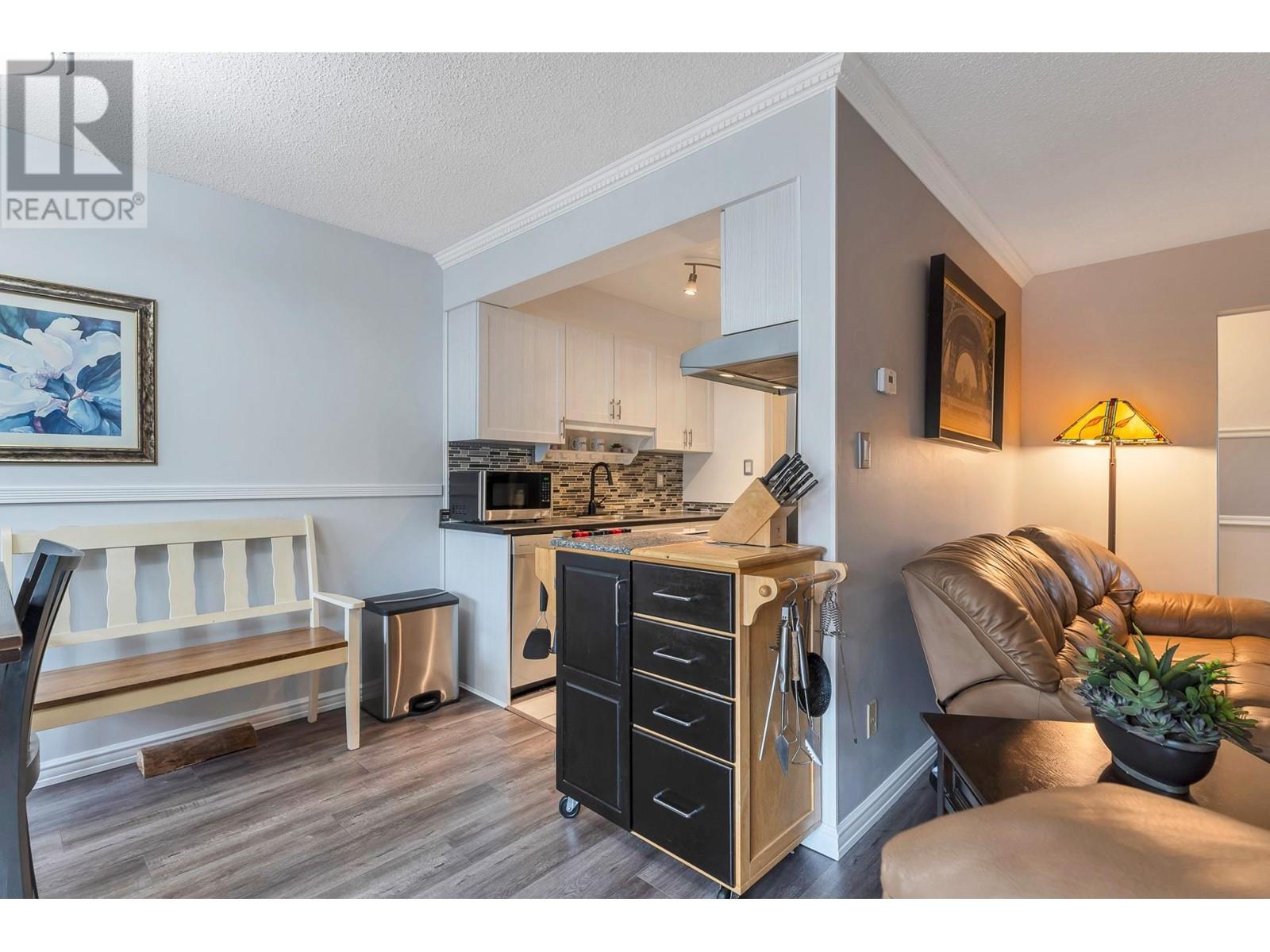 Listing Picture 10 of 36 : 8969 HORNE STREET, Burnaby / 本拿比 - 魯藝地產 Yvonne Lu Group - MLS Medallion Club Member