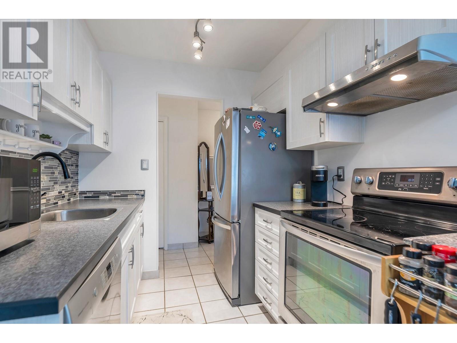 Listing Picture 13 of 36 : 8969 HORNE STREET, Burnaby / 本拿比 - 魯藝地產 Yvonne Lu Group - MLS Medallion Club Member