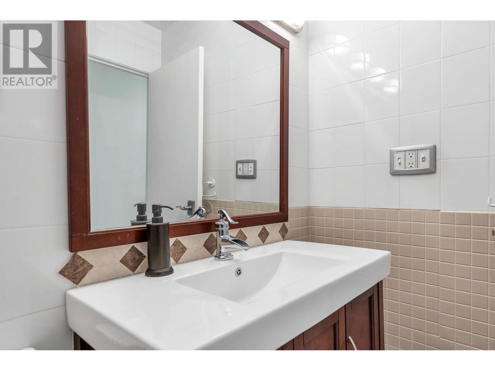 Listing Picture 24 of 36 : 8969 HORNE STREET, Burnaby / 本拿比 - 魯藝地產 Yvonne Lu Group - MLS Medallion Club Member