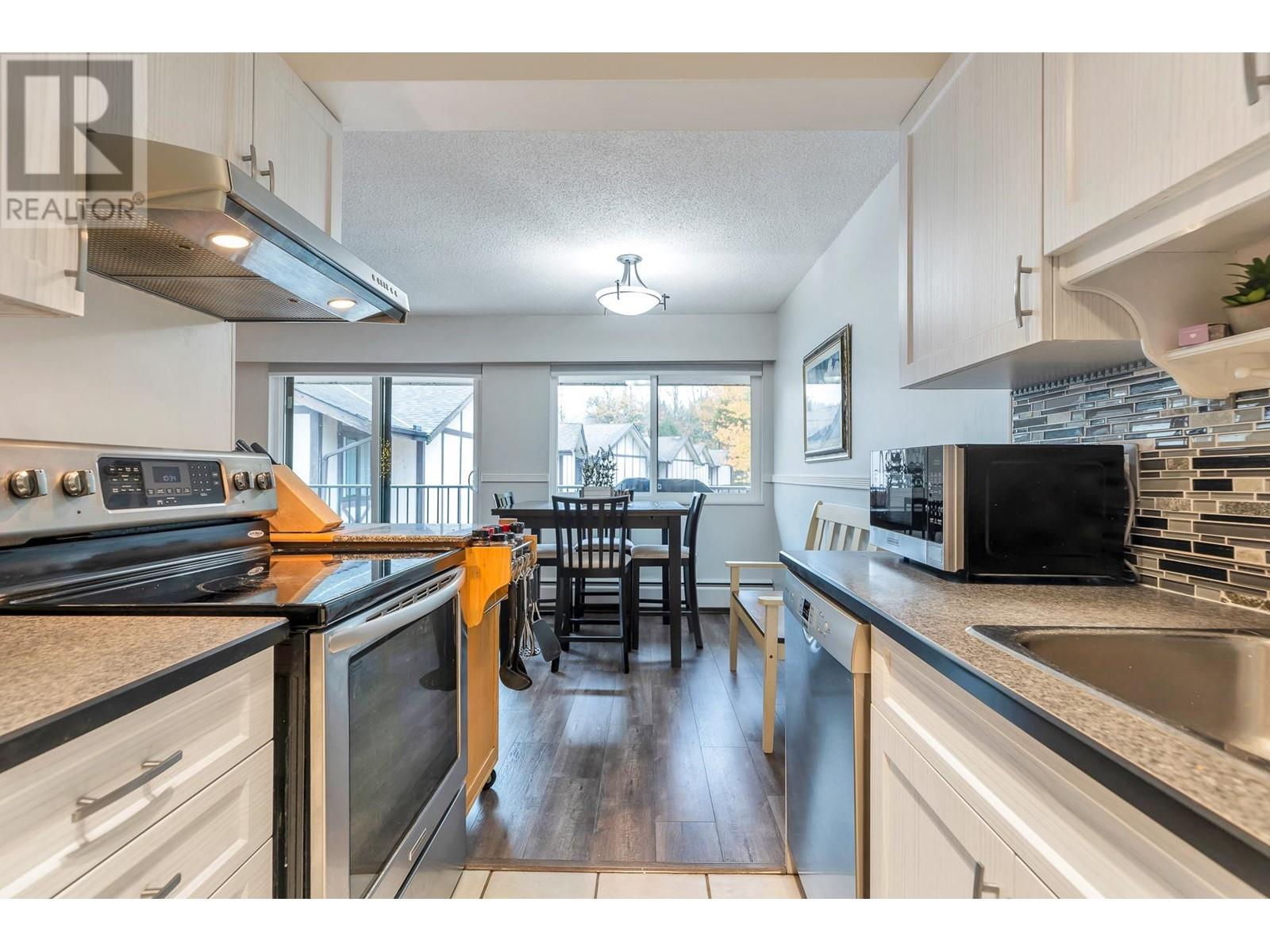 Listing Picture 15 of 36 : 8969 HORNE STREET, Burnaby / 本拿比 - 魯藝地產 Yvonne Lu Group - MLS Medallion Club Member