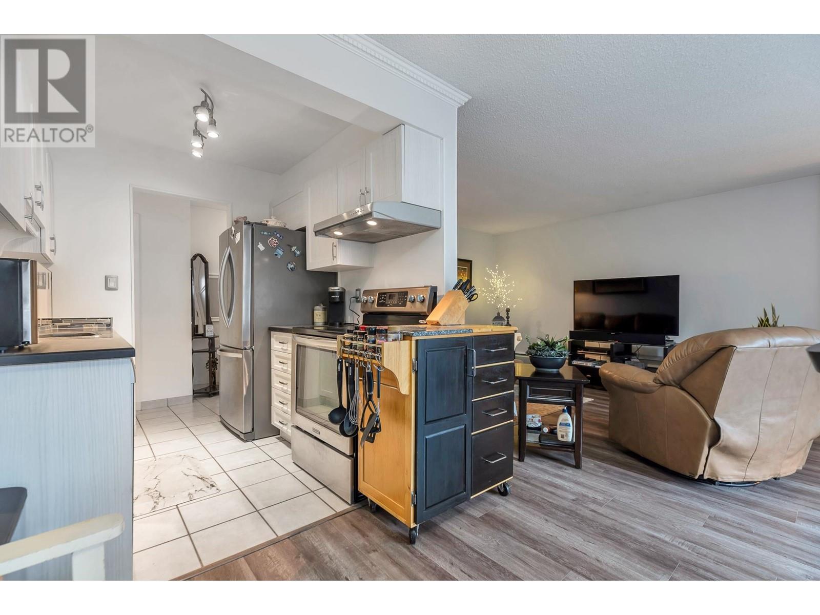 Listing Picture 11 of 36 : 8969 HORNE STREET, Burnaby / 本拿比 - 魯藝地產 Yvonne Lu Group - MLS Medallion Club Member