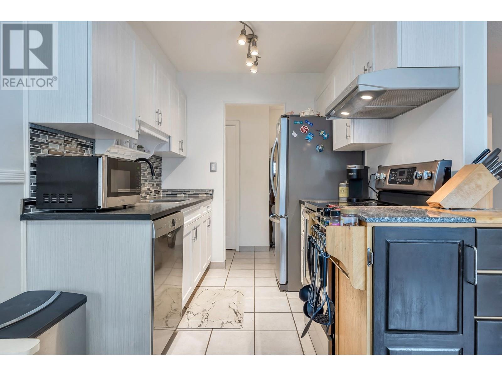 Listing Picture 12 of 36 : 8969 HORNE STREET, Burnaby / 本拿比 - 魯藝地產 Yvonne Lu Group - MLS Medallion Club Member