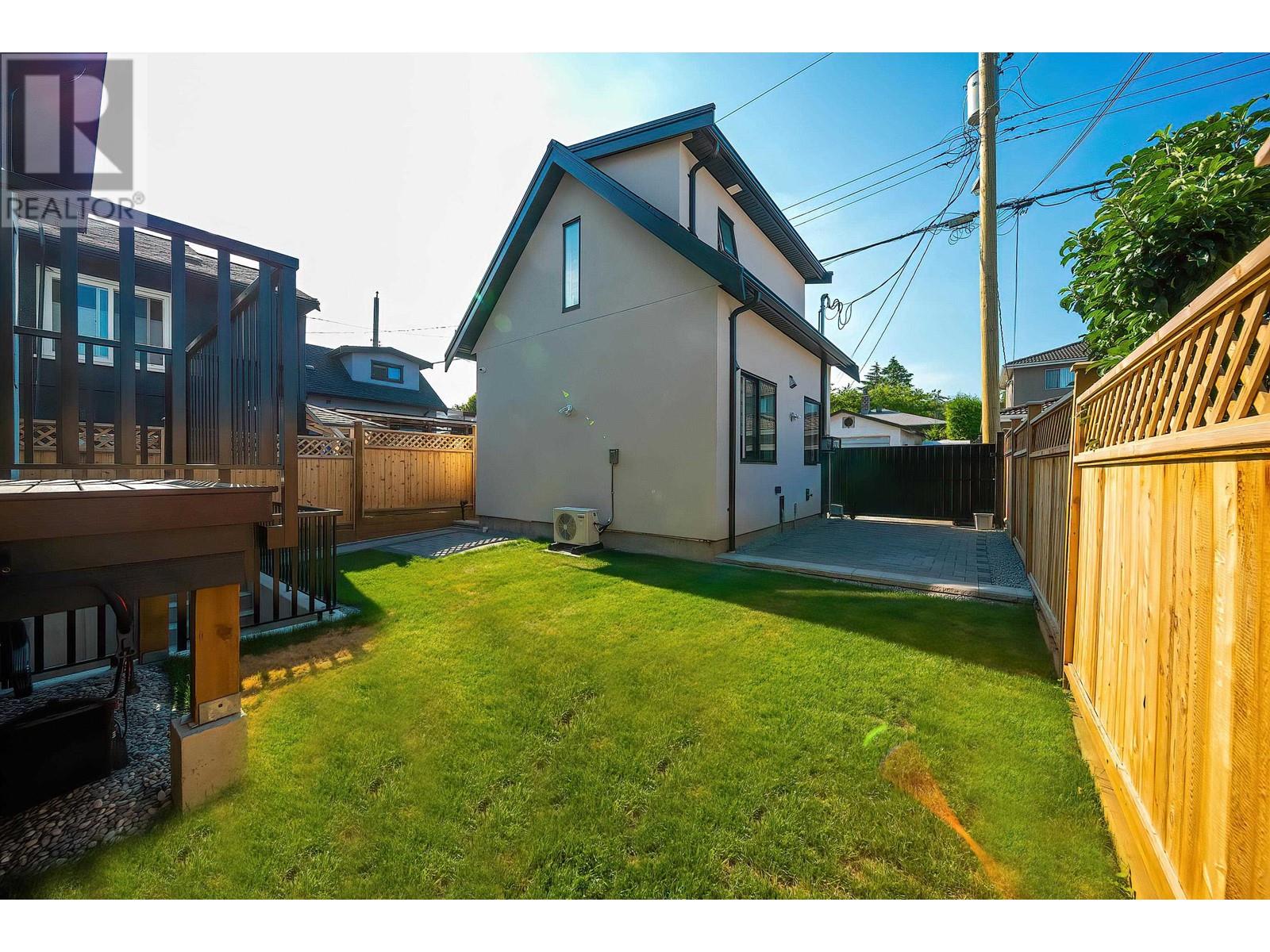 Listing Picture 6 of 37 : 3126 E 17TH AVENUE, Vancouver / 溫哥華 - 魯藝地產 Yvonne Lu Group - MLS Medallion Club Member