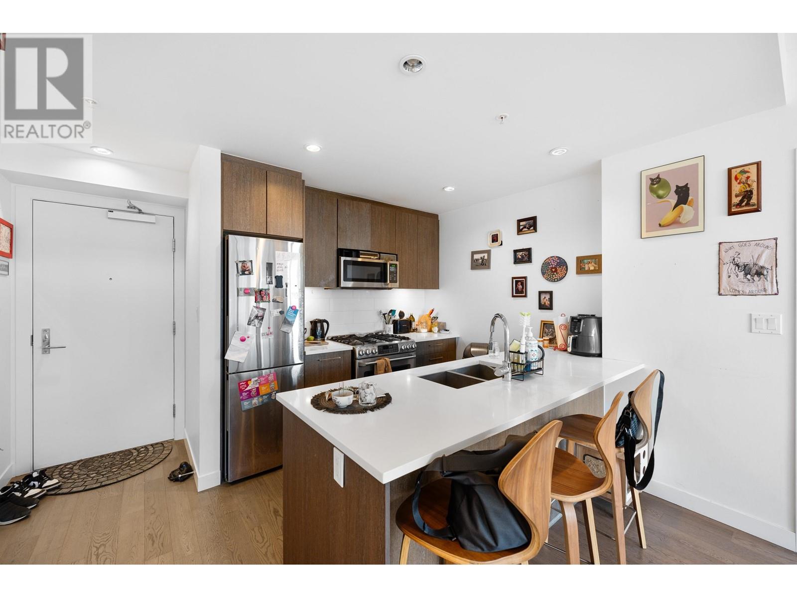 Listing Picture 3 of 30 : 1503 9060 UNIVERSITY CRESCENT, Burnaby / 本拿比 - 魯藝地產 Yvonne Lu Group - MLS Medallion Club Member