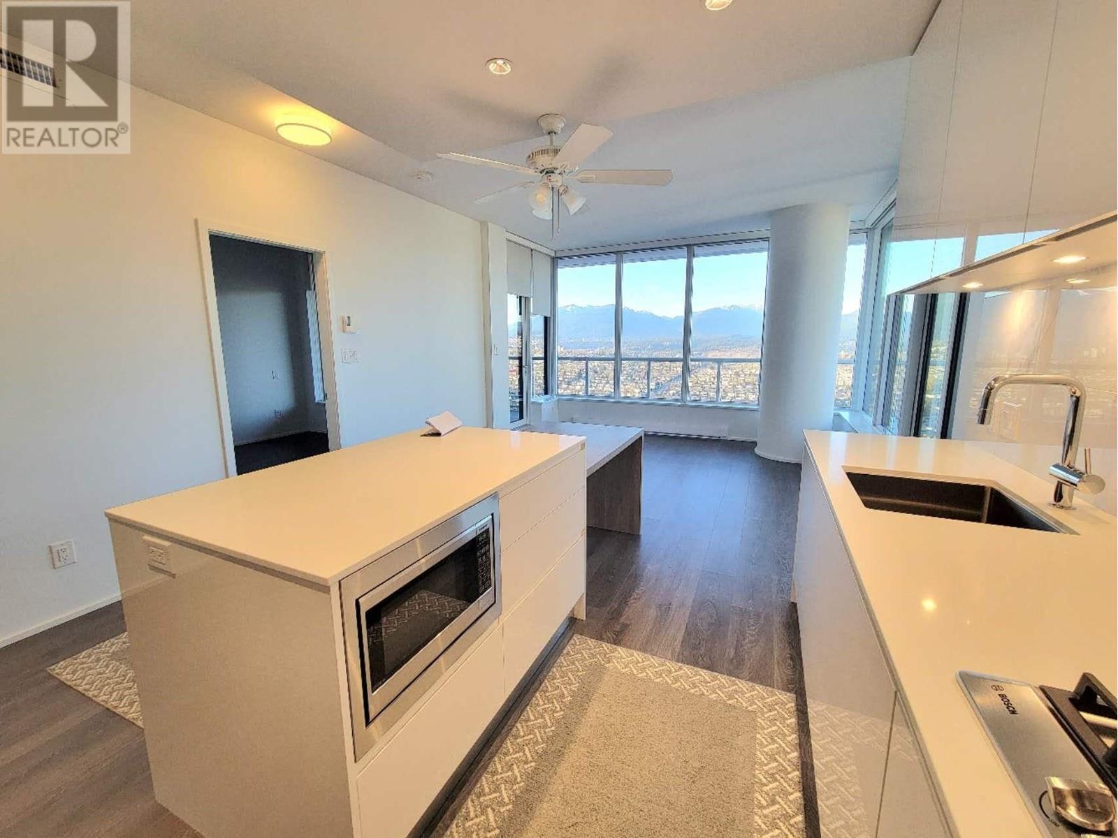 Listing Picture 8 of 26 : 4312 1955 ALPHA WAY, Burnaby / 本拿比 - 魯藝地產 Yvonne Lu Group - MLS Medallion Club Member