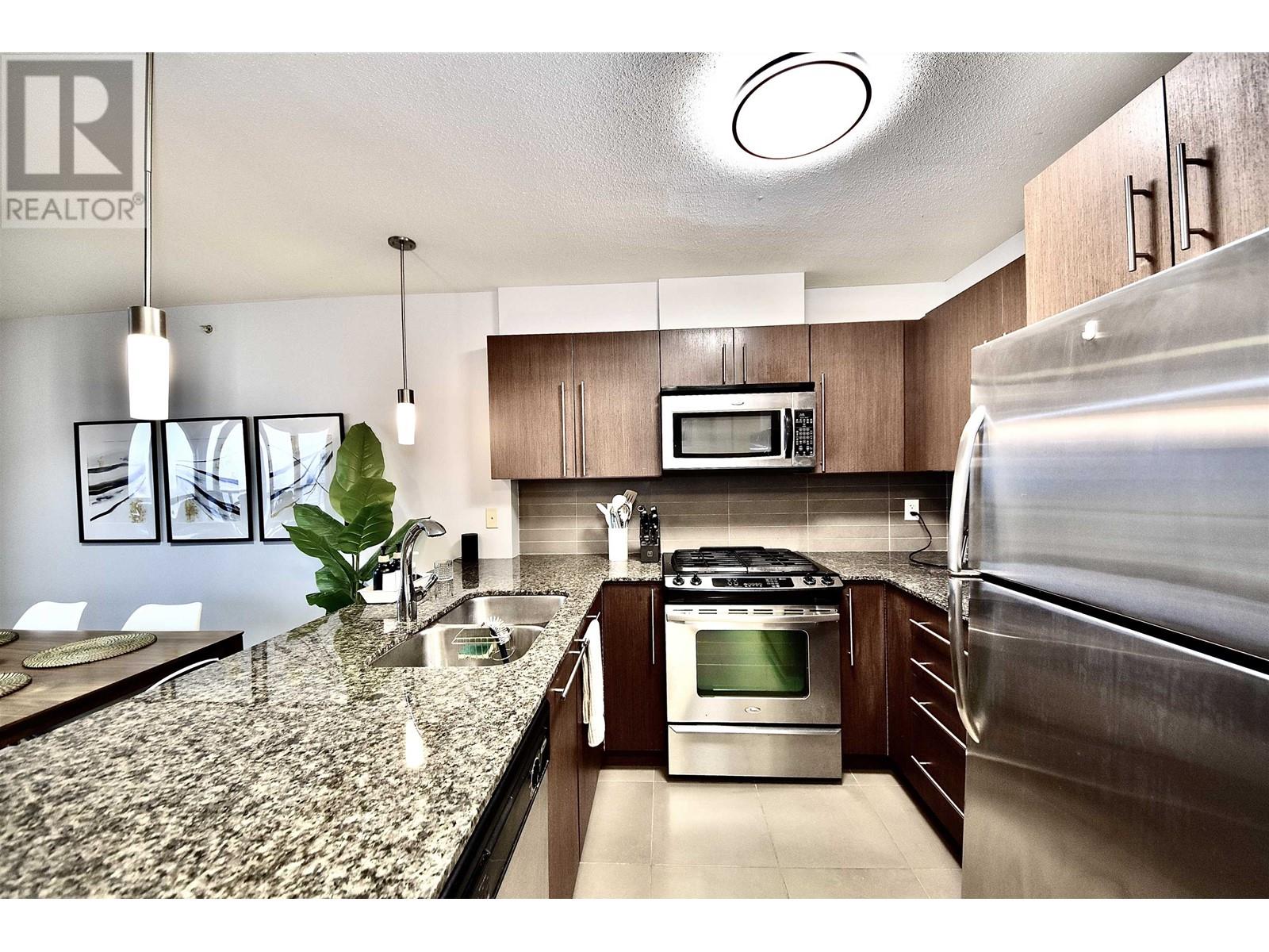 Listing Picture 4 of 28 : 2008 4888 BRENTWOOD DRIVE, Burnaby / 本拿比 - 魯藝地產 Yvonne Lu Group - MLS Medallion Club Member