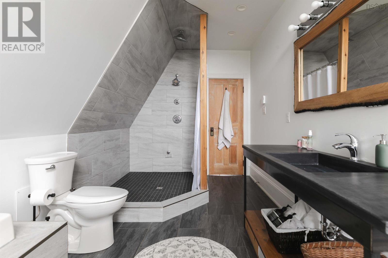 5 Pine Street, Bedford, Nova Scotia  B4A 2A8 - Photo 22 - 202501914