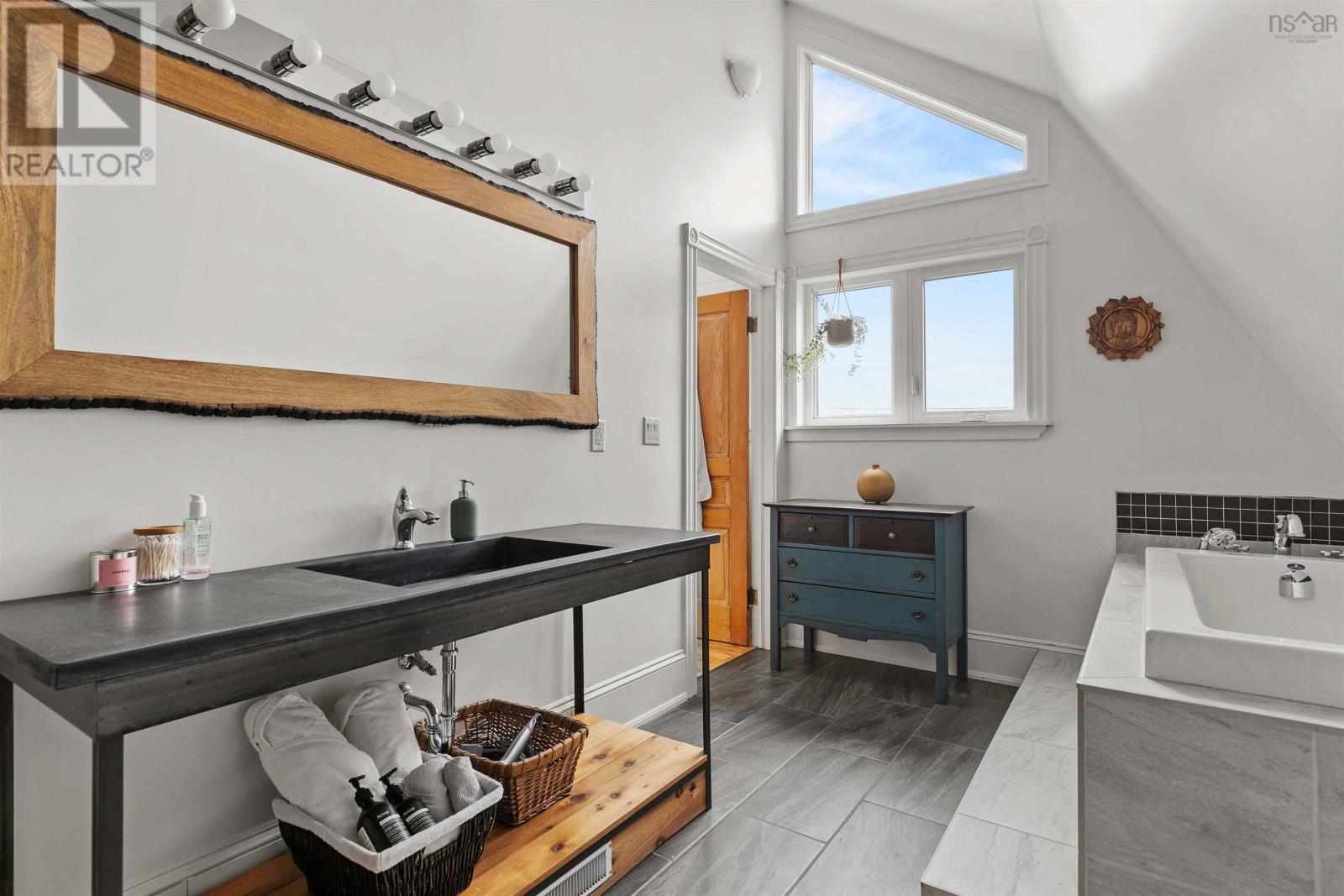 5 Pine Street, Bedford, Nova Scotia  B4A 2A8 - Photo 23 - 202501914