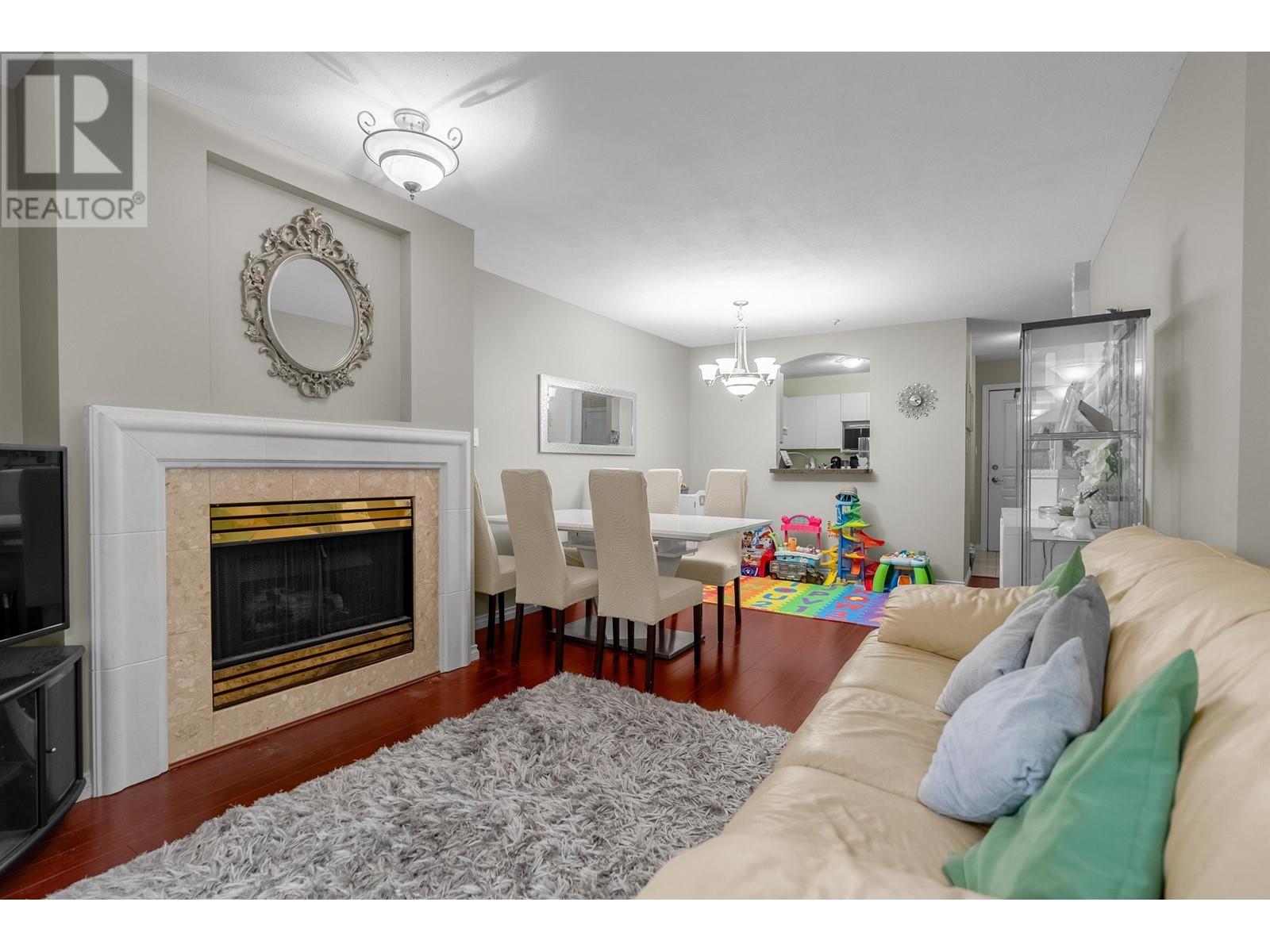 Listing Picture 2 of 25 : 211 8180 JONES ROAD, Richmond / 烈治文 - 魯藝地產 Yvonne Lu Group - MLS Medallion Club Member