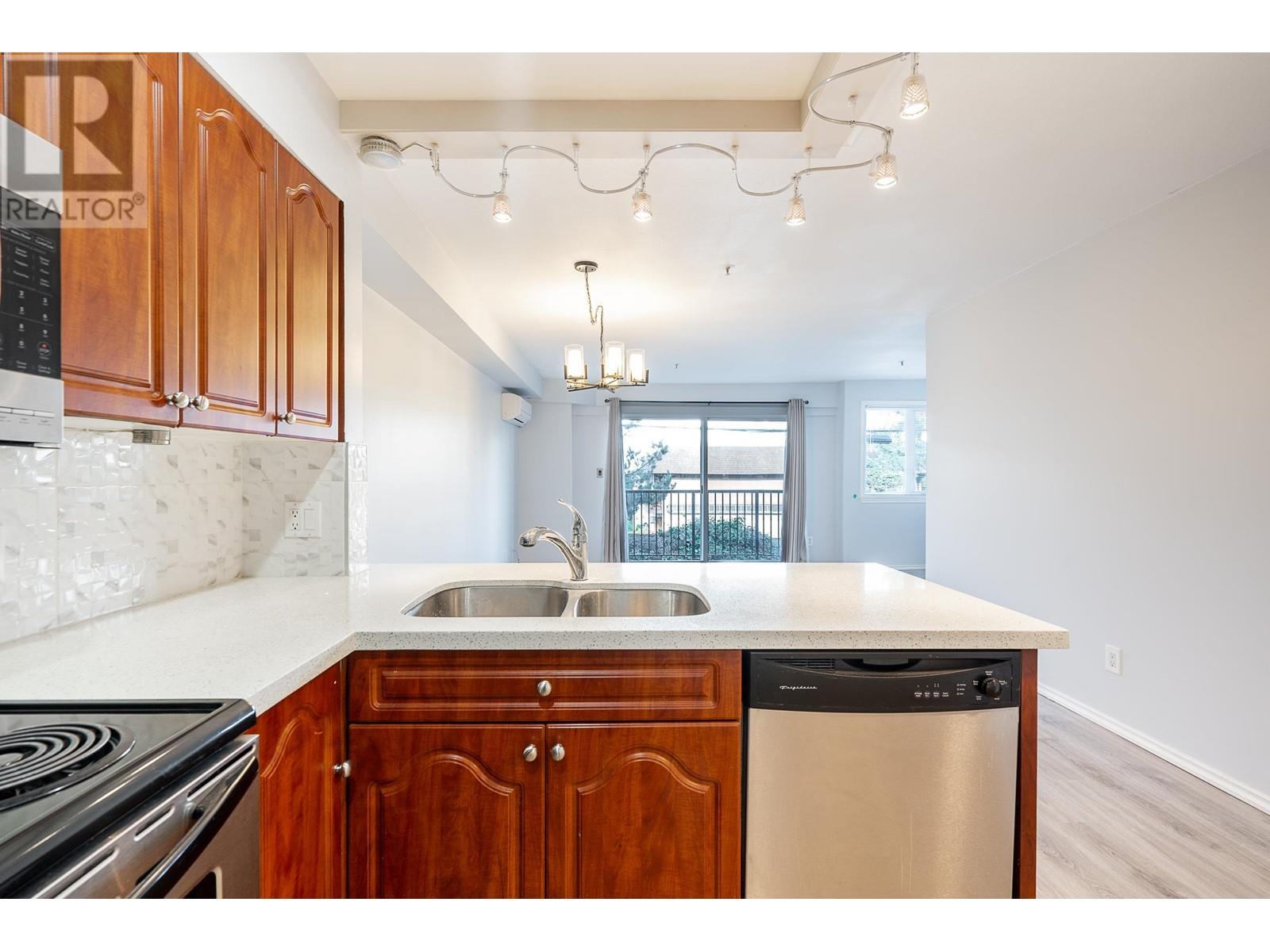 Listing Picture 16 of 38 : 208 633 W 16TH AVENUE, Vancouver / 溫哥華 - 魯藝地產 Yvonne Lu Group - MLS Medallion Club Member