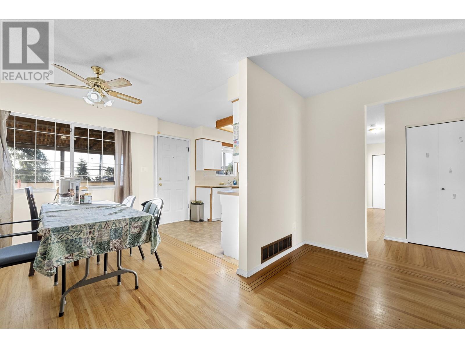 Listing Picture 15 of 25 : 6330 RUMBLE STREET, Burnaby / 本拿比 - 魯藝地產 Yvonne Lu Group - MLS Medallion Club Member