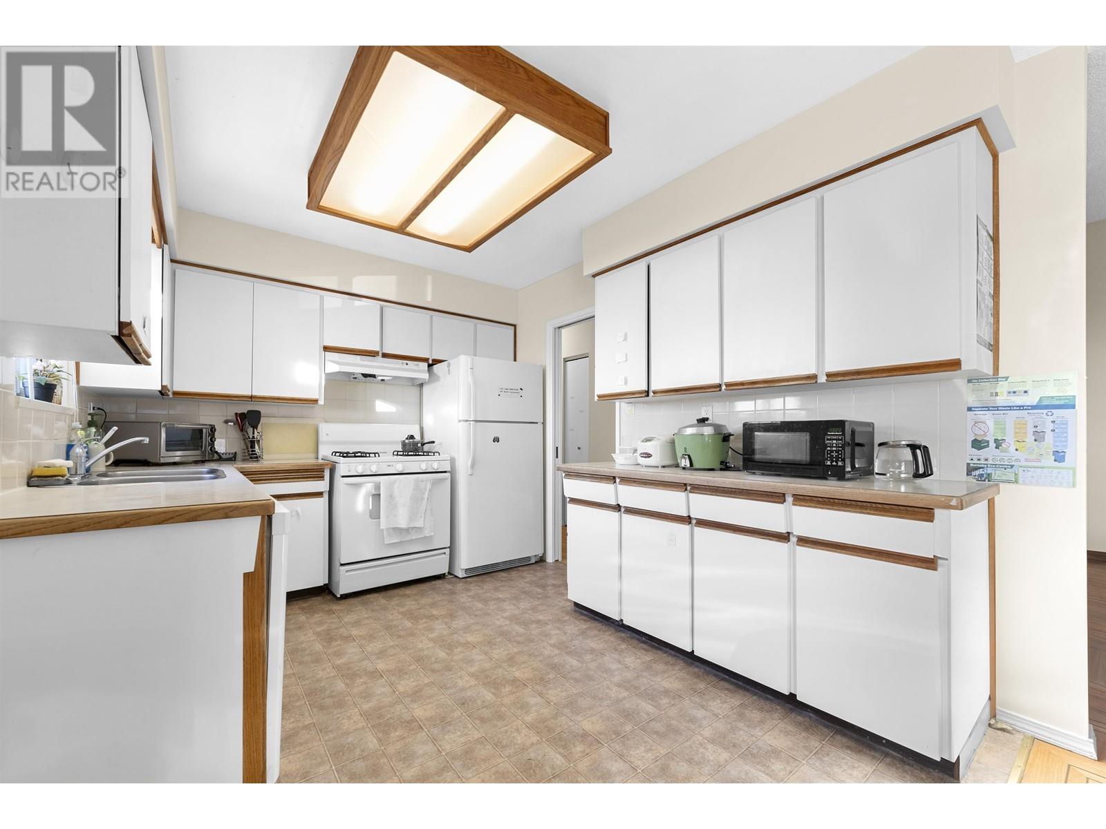 Listing Picture 18 of 25 : 6330 RUMBLE STREET, Burnaby / 本拿比 - 魯藝地產 Yvonne Lu Group - MLS Medallion Club Member