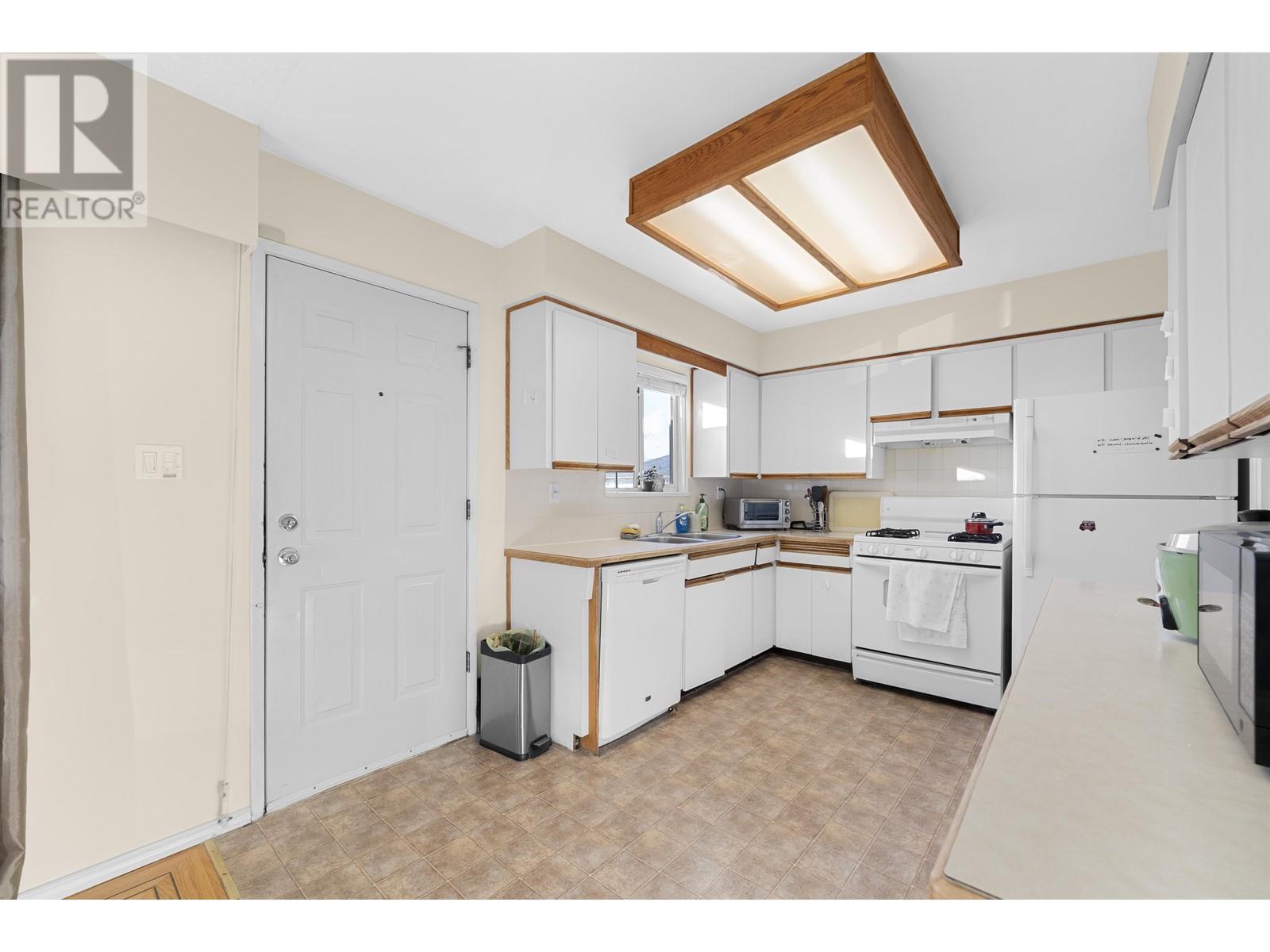 Listing Picture 17 of 25 : 6330 RUMBLE STREET, Burnaby / 本拿比 - 魯藝地產 Yvonne Lu Group - MLS Medallion Club Member