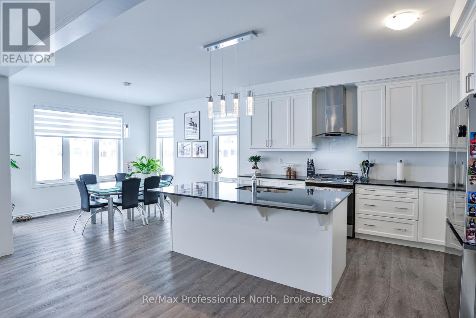35 Dyer Crescent, Bracebridge, Ontario  P1L 0N4 - Photo 2 - X11947703