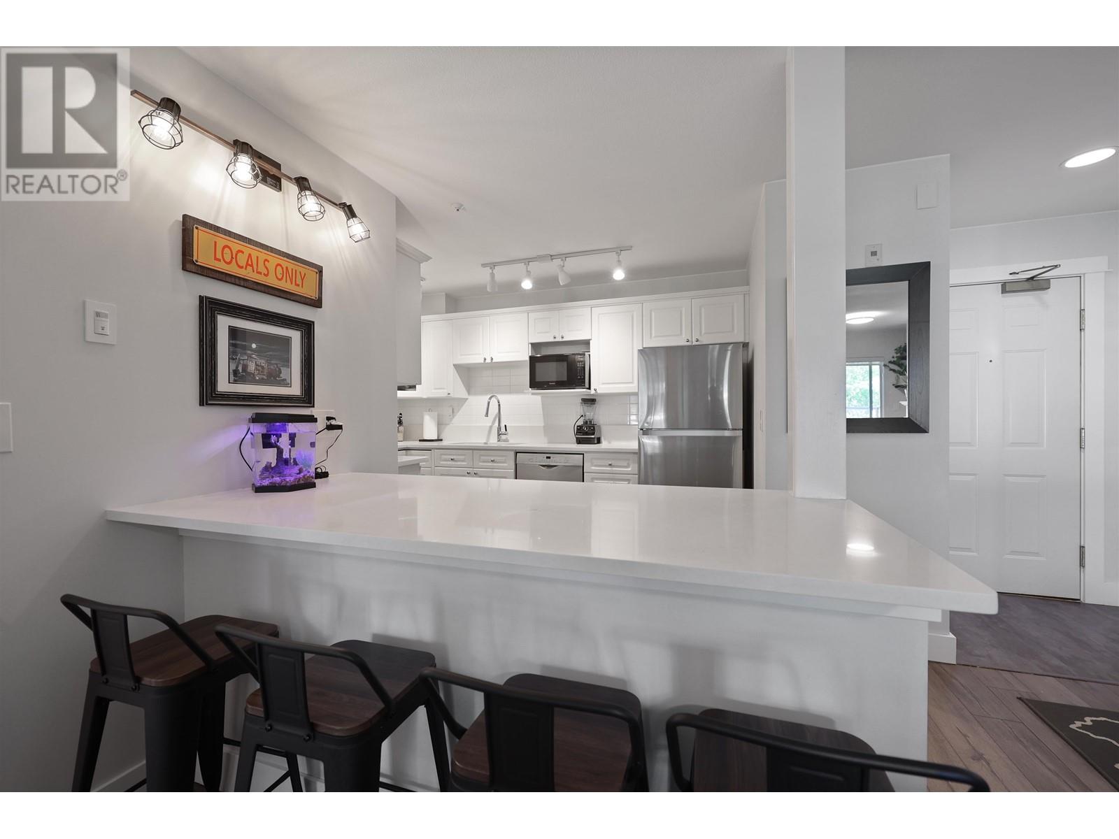306 128 W 8th Street, North Vancouver, British Columbia  V7M 3M1 - Photo 5 - R2961945